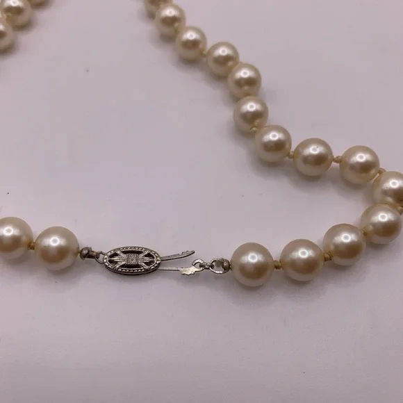 Vintage faux glass 7mm glass pearl with sterling silver clasp - Picture 6 of 7